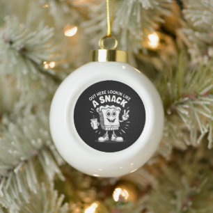 Hier buiten ziet het eruit als een snack kerstboom keramische bal ornament