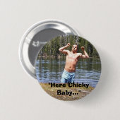 "Hier Chicky Baby..." Ronde Button 5,7 Cm (Voorkant /achterkant)