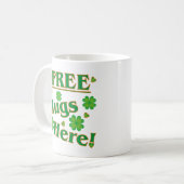 Hier Iers gratis hugs. Happy green clovers Koffiemok (Voorkant links)
