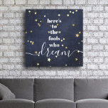Hier is aan Dwazen die Droom Gouden Sterren Type M Canvas Afdruk<br><div class="desc">"Dit is voor de dwazen die dromen." Wees een van degenen die altijd hun optimisme hun visie en aspiraties laat beheersen. Dit rijke, hedendaagse, grafische, minimalistische gewikkelde canvas combineert witte vet, san-serif typografie en handgeschreven kalligrafie script, tegen een diepe navy denim achtergrond besprenkeld met faux gouden folie sterren. Geweldige inspirerend...</div>