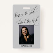 Hier is de glimlach achter dit Masker Elegant Grey Badge (Voorkant)