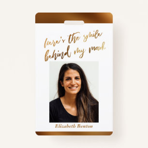 Hier is de glimlach achter mijn Masker Cursive Fau Badge