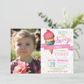 Hier is de Scoop Birthday-uitnodiging met foto Kaart (Staand voorkant)