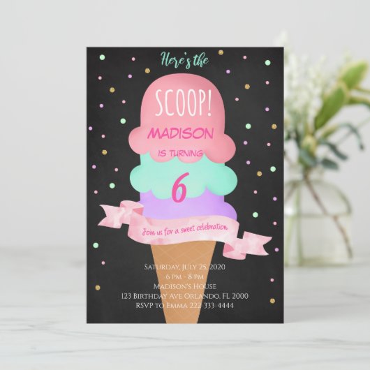 Hier is de Scoop Black Ice Cream Verjaardagsuitnod Kaart (Staand voorkant)