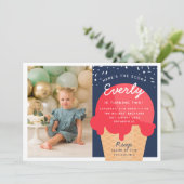 Hier is de Scoop Ice Cone Kind Birthday Foto Kaart (Staand voorkant)