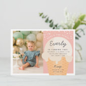 Hier is de Scoop Ice Cone Kind Birthday Foto Kaart (Staand voorkant)