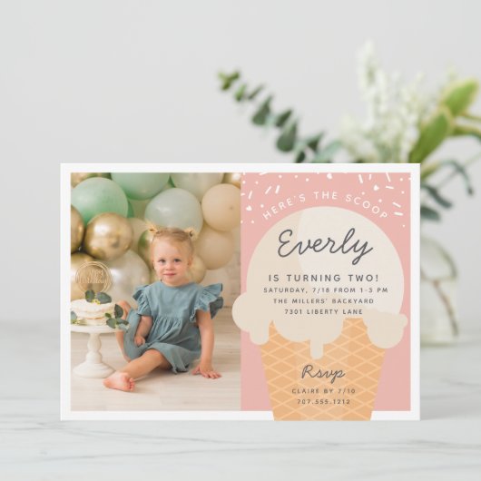 Hier is de Scoop Ice Cone Kind Birthday Foto Kaart (Staand voorkant)