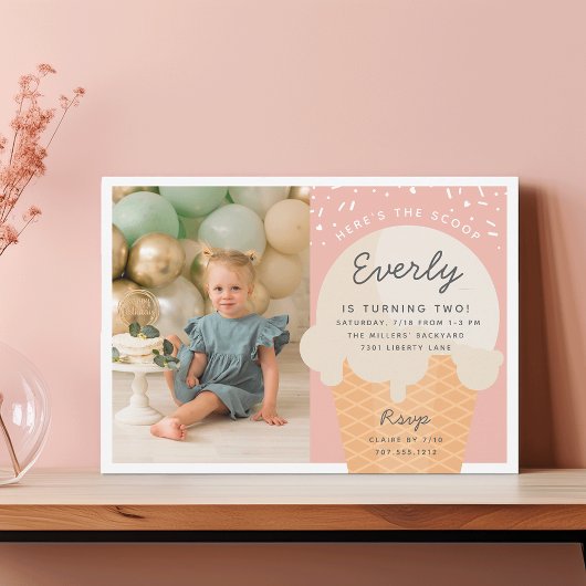 Hier is de Scoop Ice Cone Kind Birthday Foto Kaart