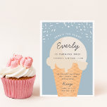 Hier is de Scoop Ice Cone Kind Birthday Party Kaart<br><div class="desc">kondig de zomervakantie van je kleine aan met deze feestelijke ijsjes in een zacht pastelkleurenpalet. Het moderne ontwerp is voorzien van een wafelkegel met een scoop van vanille-ijs met "Hier is de scoop" bovenaan,  en de details van het verjaardagsfeest onder op een zachte blauwe achtergrond.</div>