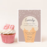 Hier is de Scoop Ice Cone Kind Birthday Party Kaart<br><div class="desc">kondig de zomervakantie van je kleine aan met deze feestelijke ijsjes in een zacht pastelkleurenpalet. Het moderne ontwerp is voorzien van een wafelkegel met een scoop van vanille-ijs met "Hier is de scoop" bovenaan,  en de details van het verjaardagsfeest onder op een roze taupe achtergrond.</div>