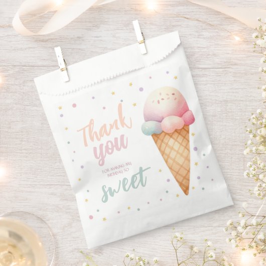 Hier is de Scoop Ice Cream Birthday Party Bedankzakje (Geknipt)