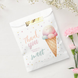Hier is de Scoop Ice Cream Birthday Party Bedankzakje