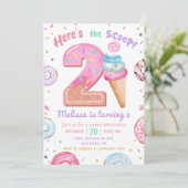 Hier is de Scoop Ice Cream Donut 2e verjaardag Kaart (Staand voorkant)