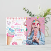 Hier is de Scoop Ice Cream Donut Verjaardag Foto Kaart (Staand voorkant)