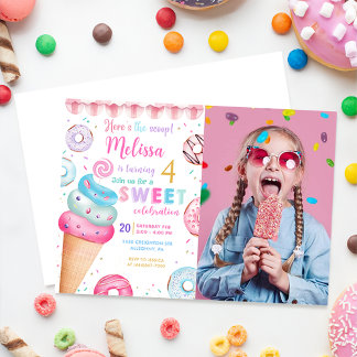 Hier is de Scoop Ice Cream Donut Verjaardag Foto Kaart