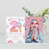 Hier is de Scoop Ice Cream Donut Verjaardag Foto Kaart (Staand voorkant)