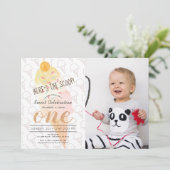 Hier is de Scoop Ice Cream Pink Foto 1e verjaardag Kaart (Staand voorkant)