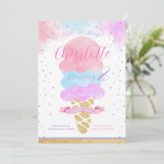 Hier is de Scoop Ice Cream Verjaardag Kaart (Staand voorkant)