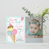 Hier is de Scoop Ice Cream Verjaardagsfoto Kaart (Staand voorkant)