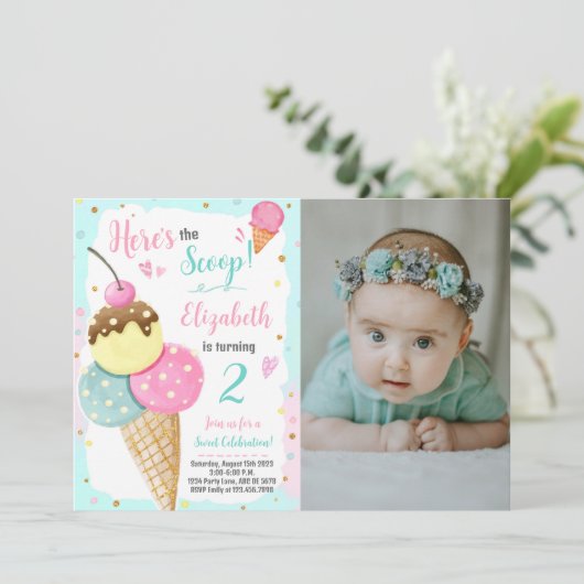 Hier is de Scoop Ice Cream Verjaardagsfoto Kaart (Staand voorkant)