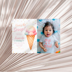 Hier is de Scoop Ice Cream Verjaardagsfoto Kaart