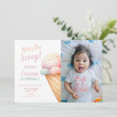 Hier is de Scoop Pastel Pink Ice Cream Verjaardag Kaart (Staand voorkant)