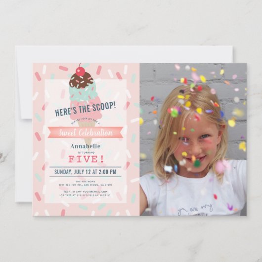 Hier is de Scoop Pink Ice Cream Photo Birthday Kaart (Voorkant)