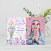 Hier is de Scoop Pink Ice Cream Verjaardagsfoto Kaart (Staand voorkant)