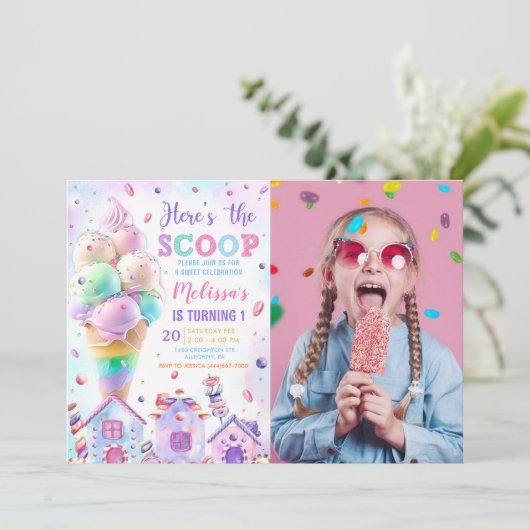 Hier is de Scoop Pink Ice Cream Verjaardagsfoto Kaart (Staand voorkant)