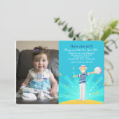 Hier is de uitnodiging voor de verjaardagsjongen o (Staand voorkant)