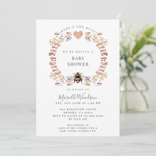 Hier is het Buzz Floral Heart Bee Baby shower Kaart (Staand voorkant)