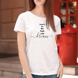 Hier is voor Fools Who Dream Bold Chic Typografie T-shirt<br><div class="desc">"Dit is voor de dwazen die dromen." Wees een van degenen die altijd hun optimisme hun visie en aspiraties laat beheersen. Dit strakke, moderne, grafische, minimalistische T-shirt combineert een gedurfde, san-serif typografie met handgeschreven kalligrafie script, allemaal in zwart-wit. Geweldige inspirerend quote om u de hele dag te inspireren. Prachtige manier...</div>