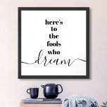 Hier is voor Fools Who Dream Typography Wit Zwart Poster<br><div class="desc">"Hier zijn de dwazen die dromen." Wees een van degenen die hun optimisme altijd laten leiden door hun visie en aspiraties. Dit stark, modern, grafisch, minimalistisch poster combineert gewaagde, san-serif typografie met handgeschreven kalligrafie script, allemaal in zwart-wit. Geweldig inspirerend citaat en motivatie om je de hele dag te inspireren. Geweldig...</div>