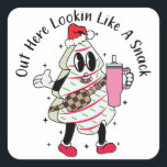 Hier kijken als een snack - Christmas Tree Cake Vierkante Sticker<br><div class="desc">Boujee die als een snack,  de cake van de boomsnack,  grappige Xmas,  Bougie Xmas,  Boojee-vakantie,  de cake van de Kerstboom,  kijkt hier als een snack,  Boujee-Kerstmis,  Kerstboom,  cake,  Stanley-Tumbler,  Roze Kerstmis,  Tumbler-Geïnspireerd,  Riemzak,  Grappige Kerstmis,  Kerstmispartij,  Kerststaart,  Kerstmissnack,  Bougie-Kerstmis, </div>