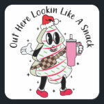 Hier kijken als een snack - Christmas Tree Cake Vierkante Sticker<br><div class="desc">Boujee die als een snack,  de cake van de boomsnack,  grappige Xmas,  Bougie Xmas,  Boojee-vakantie,  de cake van de Kerstboom,  kijkt hier als een snack,  Boujee-Kerstmis,  Kerstboom,  cake,  Stanley-Tumbler,  Roze Kerstmis,  Tumbler-Geïnspireerd,  Riemzak,  Grappige Kerstmis,  Kerstmispartij,  Kerststaart,  Kerstmissnack,  Bougie-Kerstmis, </div>