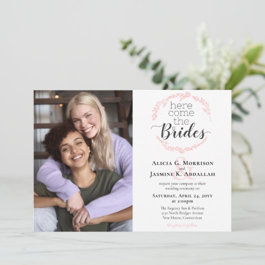 Hier komen de bruiden moderne roze trouwjurk kaart (Staand voorkant)