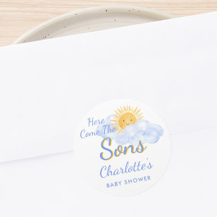 Hier komen de tweeling jongens baby shower ronde sticker