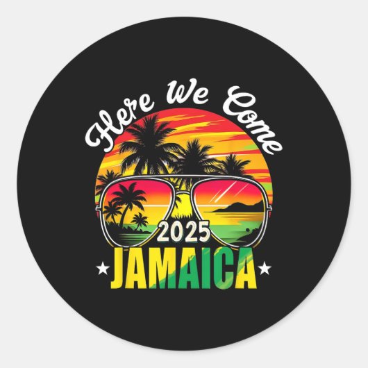 Hier komen we Jamaica 2025 Familie Vakantie Reizen Ronde Sticker (Voorkant)