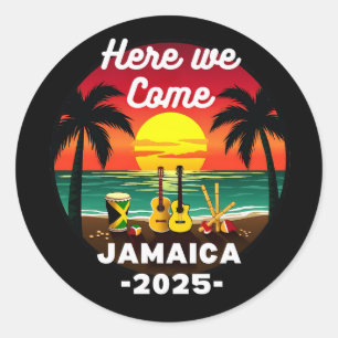 Hier komen we Jamaica 2025 Meisjesreis Familie Zom Ronde Sticker