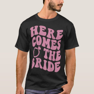 Hier komt bruid Groovy bruidegom verloofd Mrs Bach T-shirt