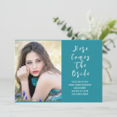 Hier komt de Bridal van de Bridal- showwer uitnodi Kaart (Staand voorkant)