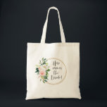 Hier komt de Bride Blush Pink Floral Tote Bag<br><div class="desc">Een leuk vrouwelijk tas voor de aanstaande bruid,  dit ontwerp is voorzien van een dubbelring rond lijst verfraaid met een pastel blush roze bloemenboeket en "Hier komt de bruid" tekst. Met alle boodschappen die u zult uitvoeren om uw bruiloft te coördineren,  zal dit tas zeker van pas komen.</div>