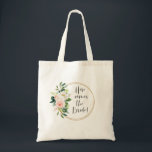 Hier komt de Bride Blush Pink Floral Tote Bag<br><div class="desc">Een leuk vrouwelijk tas voor de aanstaande bruid,  dit ontwerp is voorzien van een dubbelring rond lijst verfraaid met een pastel blush roze bloemenboeket en "Hier komt de bruid" tekst. Met alle boodschappen die u zult uitvoeren om uw bruiloft te coördineren,  zal dit tas zeker van pas komen.</div>