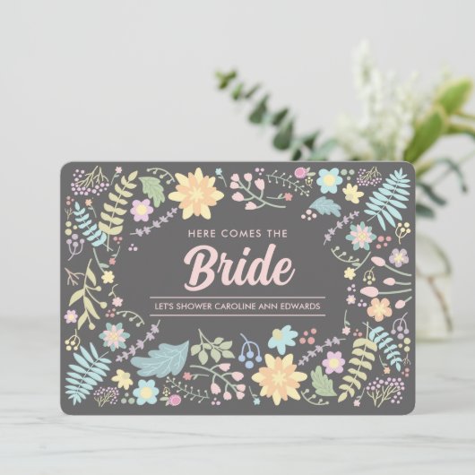 Hier komt de Bride. Modern Floral Vrijgezellenfees Kaart (Staand voorkant)