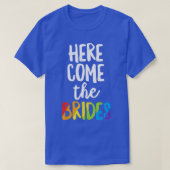 Hier komt de Brides van lesbische Pride LGB Weddin T-shirt (Design voorkant)