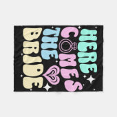 Hier Komt De Bruid Bachelorette Feest Bruiloft Cad Fleece Deken (Voorkant (Horizontaal))