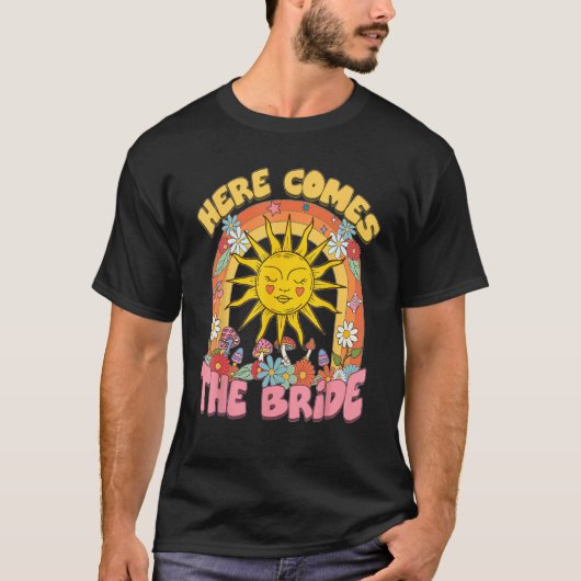 Hier komt de bruid Groovy Retro 70s vrijgezellenfe T-shirt (Voorkant)