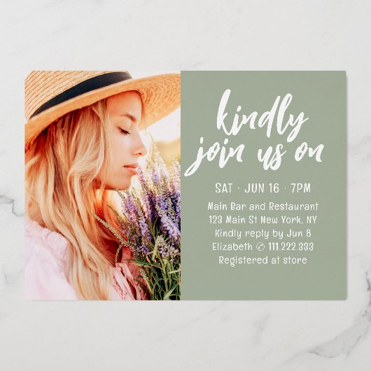 Hier Komt de Bruid Leuk Cocktail Sla de Datum Op Folie Uitnodiging (Achterkant)