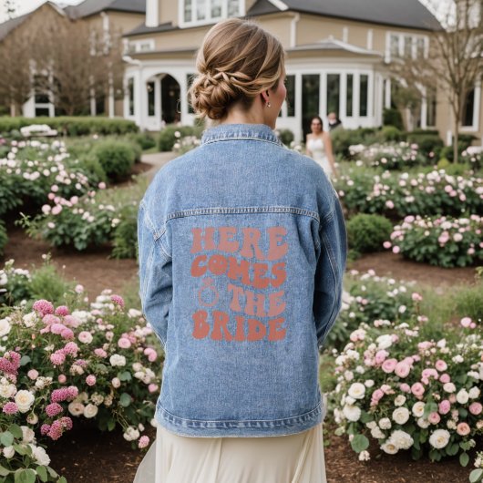 Hier Komt De Bruid Retro Bachelorette Feestje Denim Jacket (Huwelijk Achterkant)