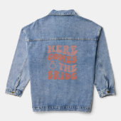 Hier komt de bruid Retro Bachelorette Party Denim Jacket (Achterkant)